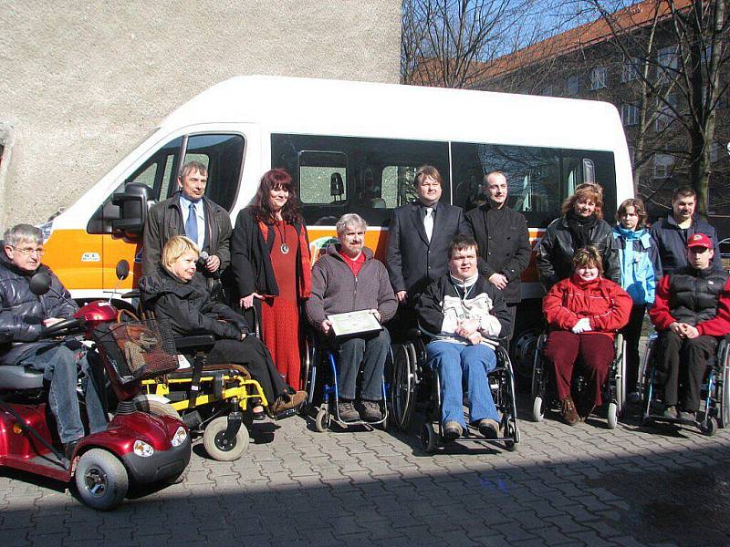 Sportovní klub vozičkářů Frýdek-Místek dostal ve středu nový automobil.