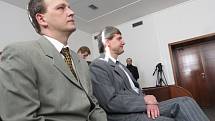 Lékaři Viktor Hladík a Petr Tancer při vynesení rozsudku v pondělí 9. března 2015 u Okresního soudu ve Frýdku-Místku. 
