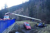 Nedaleko ústí potoka Rusňok v Horní Lomné se v neděli 20. prosince staly dvě navlas stejné nehody, při nichž řidiči nezvládli svá auta – Peugeot 307 a Citroën Xsara – a skončili ve vodě vedle silnice s mostem jen čtyři metry od sebe.
