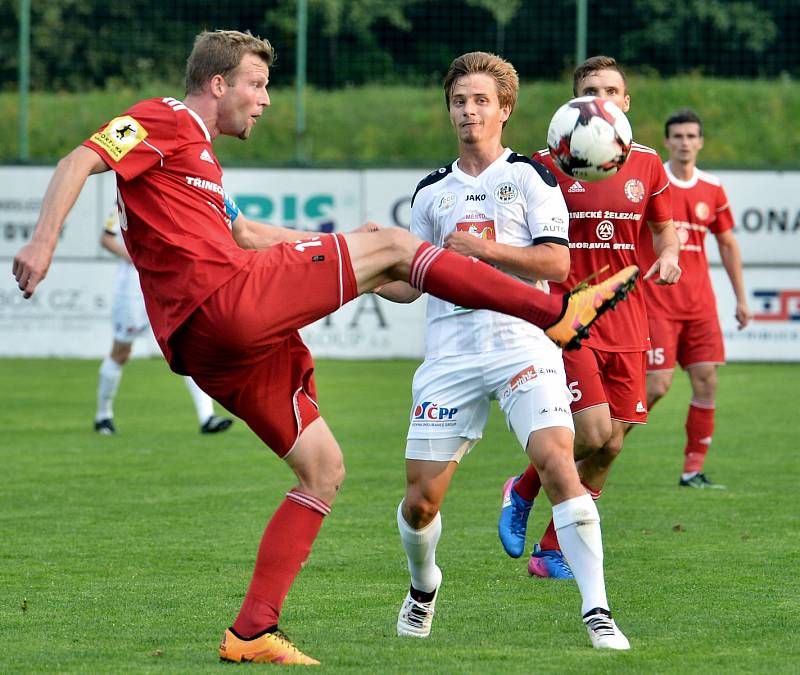 Druholigový duel mezi Třincem (v červeném) a Hradcem Králové skončil bez branek.