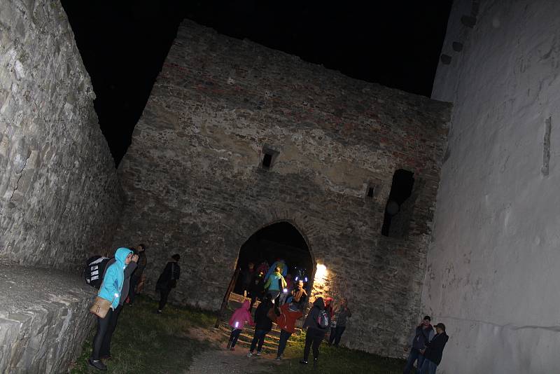 Strašidla v sobotu večer okupovala hrad Hukvaldy.