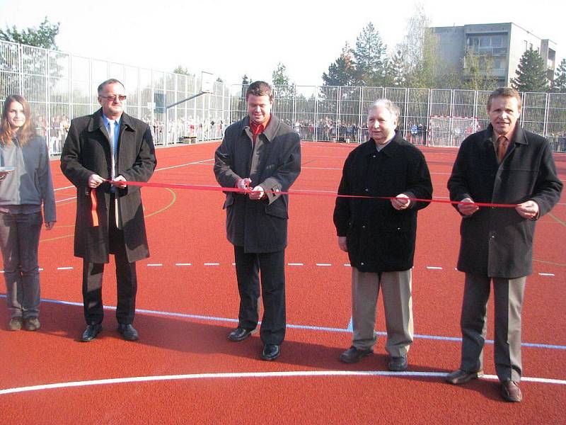 U 5. a 9. základní školy na ulici Elišky Krásnohorské ve Frýdku-Místku byl ve středu 21. října slavnostně otevřen nový sportovní areál. 