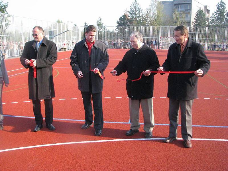 U 5. a 9. základní školy na ulici Elišky Krásnohorské ve Frýdku-Místku byl ve středu 21. října slavnostně otevřen nový sportovní areál. 