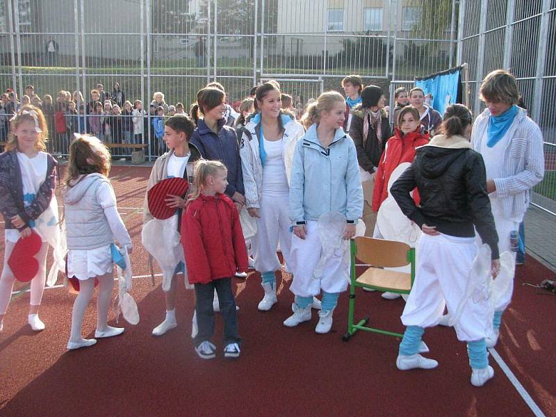 U 5. a 9. základní školy na ulici Elišky Krásnohorské ve Frýdku-Místku byl ve středu 21. října slavnostně otevřen nový sportovní areál. 