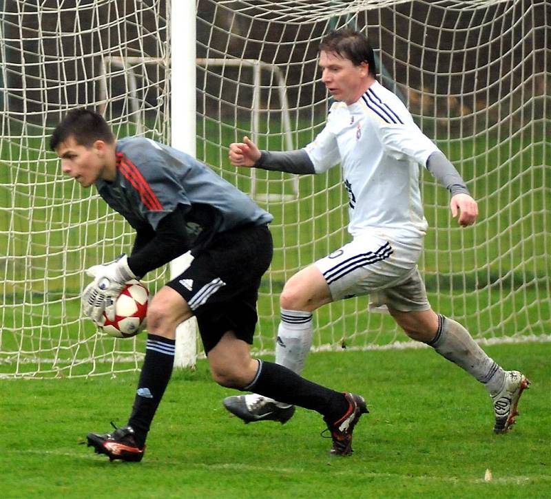 Divizní fotbalisté Lískovce (bílé dresy) prohráli v domácím prostředí s Petrovicemi 1:2.