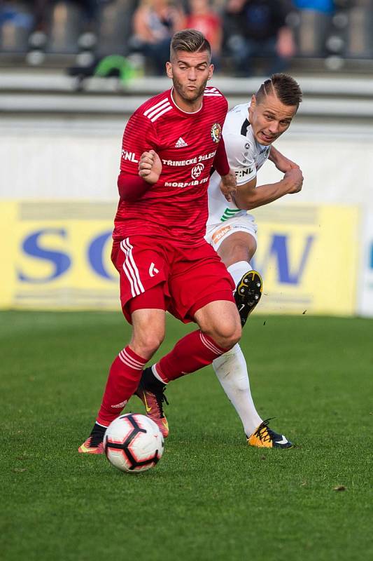 Třinečtí fotbalisté (v červeném) sahali v Hradci Králové po bodu.