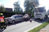 Kamion v Oldřichovicích zdemoloval čtyři osobní auta. Jeden muž následkům zranění podlehl. 