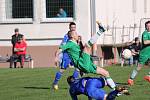 Dobratičtí fotbalisté (v modrých dresech) nadějné dvoubrankové vedení v Datyni nakonec neudrželi. Gól na 2:2 inkasovali v nastaveném čase.