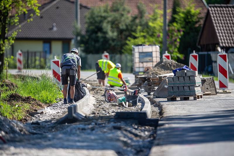 Obec Pazderna na Frýdeckomístecku, 18. května 2022 v obci Pazderná. Výstavba chodníků.