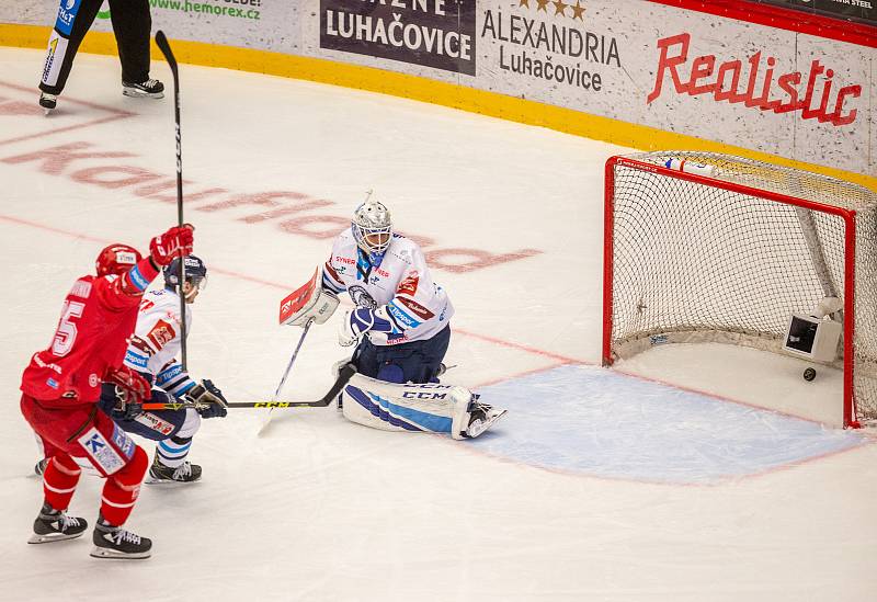 Finále play off hokejové Tipsport extraligy - 1. zápas: HC Oceláři Třinec - Bílí Tygři Liberec, 18. dubna 2021 v Třinci. Zleva Tomáš Marcinko z Třince a brankář Liberce Petr Kváča.