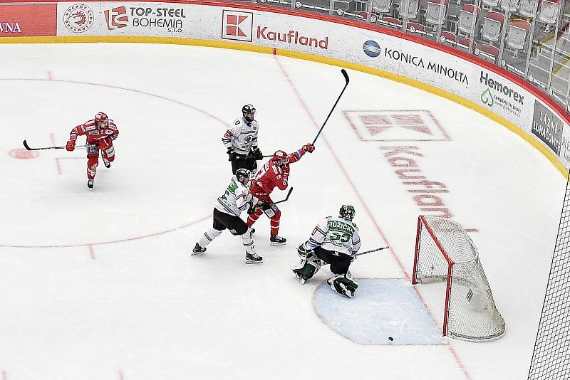 Semifinále play off hokejové Tipsport extraligy - 5. zápas: HC Oceláři Třinec - BK Mladá Boleslav, 11. dubna 2021 v Třinci. (střed) Martin Růžička z Třince dává gól.