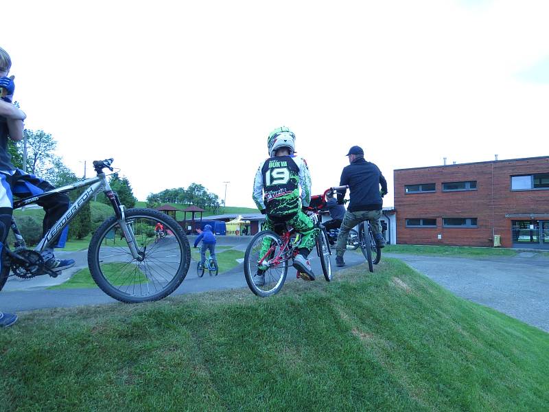 Pumptracková dráha byla otevřena vedle fotbalového hřiště ve Staříči.