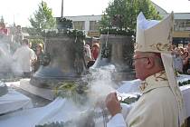 Do věže kostela svatého Bartoloměje ve Frýdlantu nad Ostravicí byly zavěšeny čtyři nové zvony. Posvětil je biskup ostravsko-opavské diecéze monsignor František Lobkowicz.