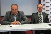 Třinecké memorandum podepsali starosta Čeladné Pavol Lukša (vlevo) společně s Petrem Rysem, starostou Bruntálu. 