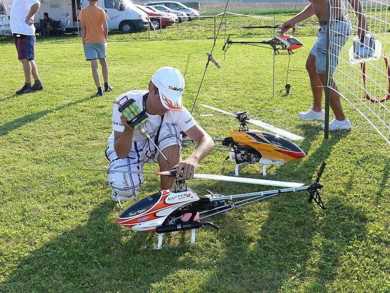 Rádiem řízeným vrtulníkům patřilo v sobotu a neděli modelářské letiště v Trnávce.