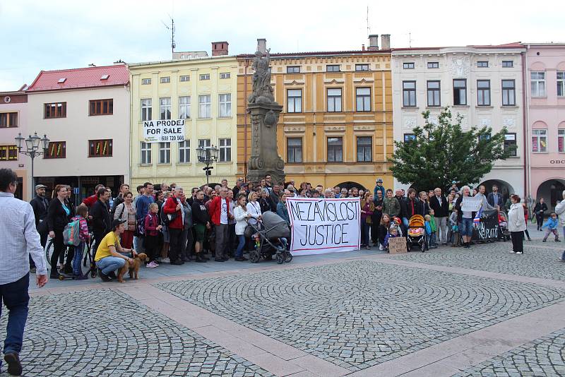 Demonstrace za nezávislou justici a proti vládě ve Frýdku-Místku, 28. května 2019.