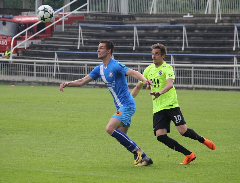 Fotbalisté Frýdku-Místku (v modrém) remizovali v domácím prostředí s Vítkovicemi 2:2.