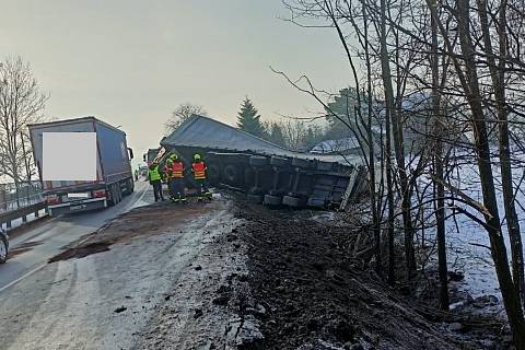 Nehoda kamionu na cestě z Třince na Český Těšín, 6. února 2023.