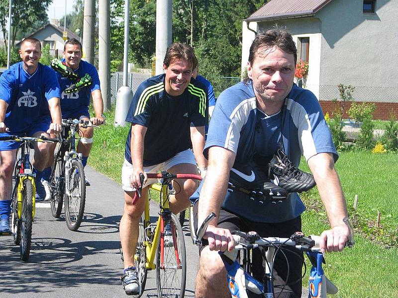 Dvanáctka fotbalistů v modrých dresech si to na kolech v neděli odpoledne „štrádovala“ z Lískovce na mistrovské utkání do nedaleké Dobré. 