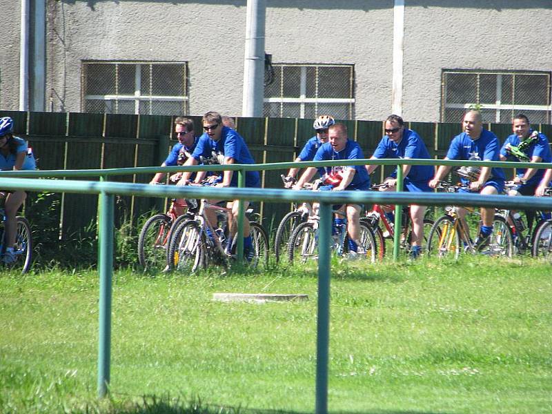 Dvanáctka fotbalistů v modrých dresech si to na kolech v neděli odpoledne „štrádovala“ z Lískovce na mistrovské utkání do nedaleké Dobré. 