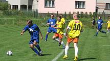 Dvanáctka fotbalistů v modrých dresech si to na kolech v neděli odpoledne „štrádovala“ z Lískovce na mistrovské utkání do nedaleké Dobré. 
