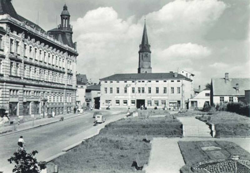 POHLED na lokalitu ve frýdecké části města, vlevo je magistrát, v pozadí se tyčí věž kostela sv. Jana Křtitele.