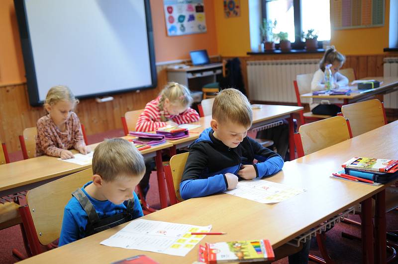 Základní škola ve Starých Hamrech patří k nejmenším v Česku. Děti tady tvoří jednu velkou rodinu.