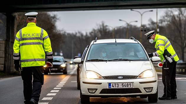 Formulář pro opuštění okresů je nezbytný, při kontrole ho vyžaduje policie.