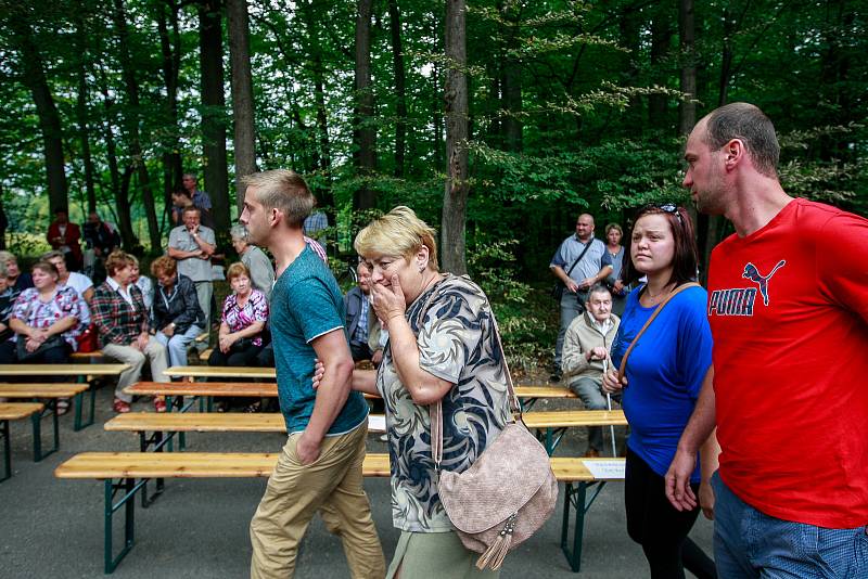 Mše v Gutech na místě, kde vyhořel dřevěný kostelík.