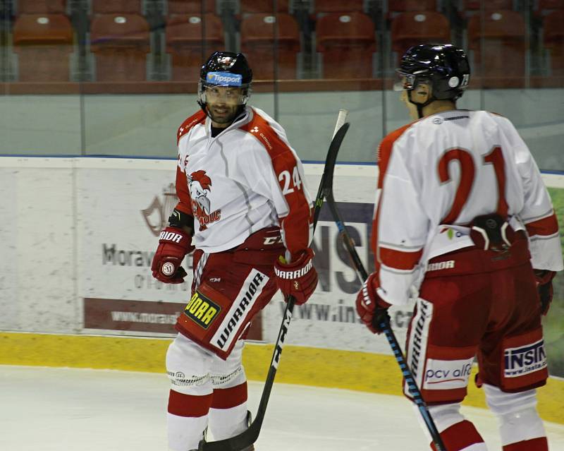Třinečtí hokejisté (v červeném) absolvovali v Olomouci úvodní herní přípravu.