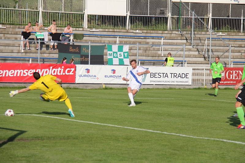 Druholigoví fotbalisté Frýdku-Místku dohrávku 27. kola zvládli na jedničku, když v domácím prostředí porazili trápící se Most 3:0. 