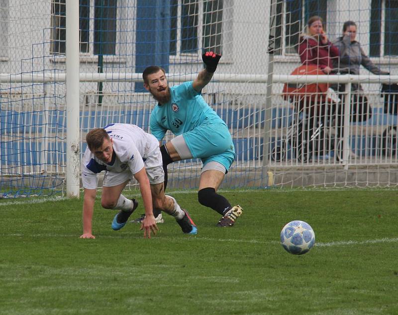 Fotbalisté Frýdku-Místku (v bílém) si na domácím trávníku poradili s Vyškovem 1:0, když jediný gól střetnutí vstřelil útočník Jakub Teplý.