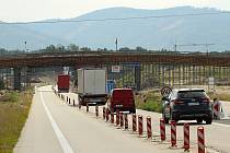 Stavba připojovací mimoúrovňové dálniční křižovatky u Třanovic je v plním proudu. Po dokončení v příštím roce tak bude čtyřproudovou komunikací propojen tah od Bystřice až k dálnici mezi Frýdkem-Místkem a Českým Těšínem.