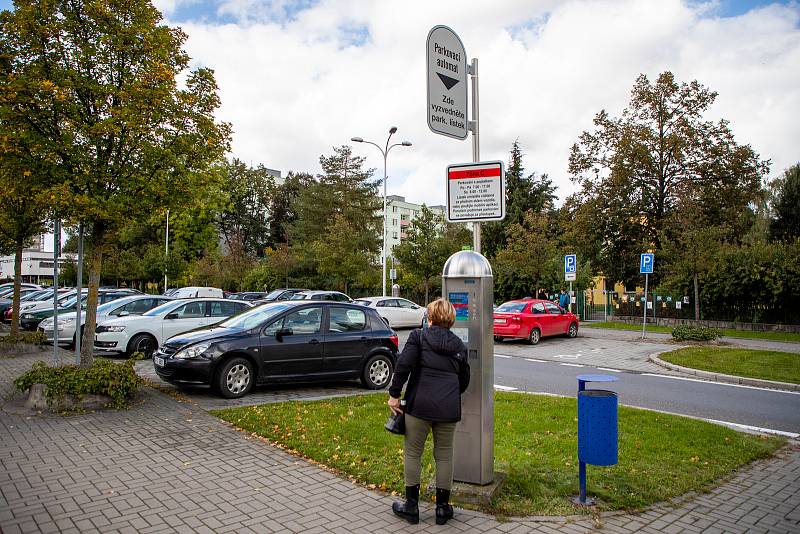 Parkování na ulici 8. pěšího pluku, 4. října 2022, Frýdku-Místku.