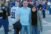 Hana Palátová s manželem před utkáním NHL.