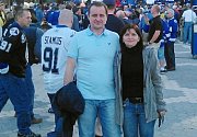 Hana Palátová s manželem před utkáním NHL.
