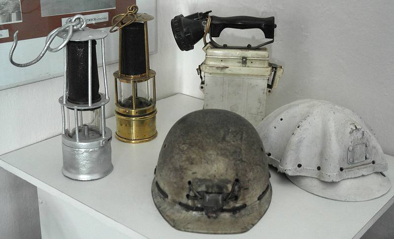 Obec, kde nikdy šachta nestála, si svých horníků náramně považuje, v muzeu mají velkou expozici.