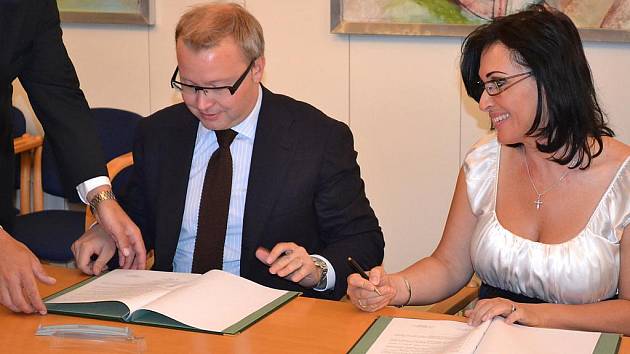Ministr životního prostředí Tomáš Chalupa a starostka Věra Palkovská právě podepisují memorandum, které má vést ke zlepšení ovzduší ve městě.