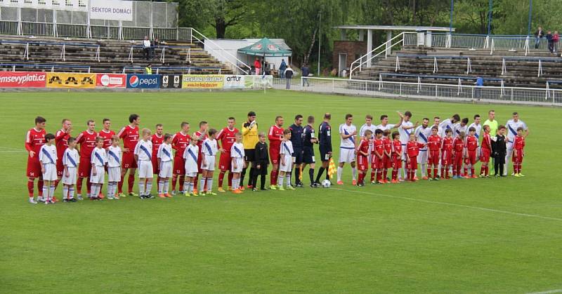 Druholigové derby mezi fotbalisty Frýdku-Místku (v bílém) a Třince skončilo nerozhodně 1:1. 