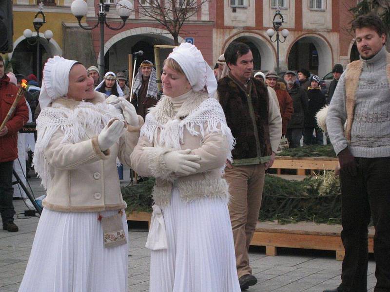 Příborské náměstí ožilo v neděli 27. prosince živým betlémem. Návštěvníkům se představily známé i méně známé postavy legendy.