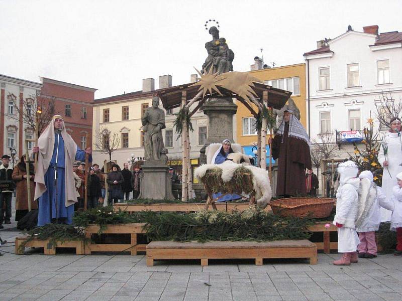 Příborské náměstí ožilo v neděli 27. prosince živým betlémem. Návštěvníkům se představily známé i méně známé postavy legendy.