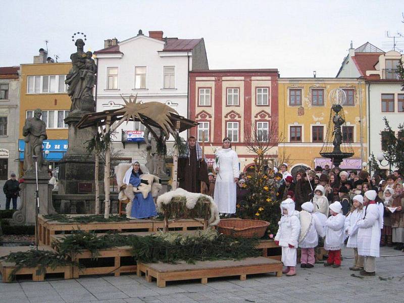 Příborské náměstí ožilo v neděli 27. prosince živým betlémem. Návštěvníkům se představily známé i méně známé postavy legendy.