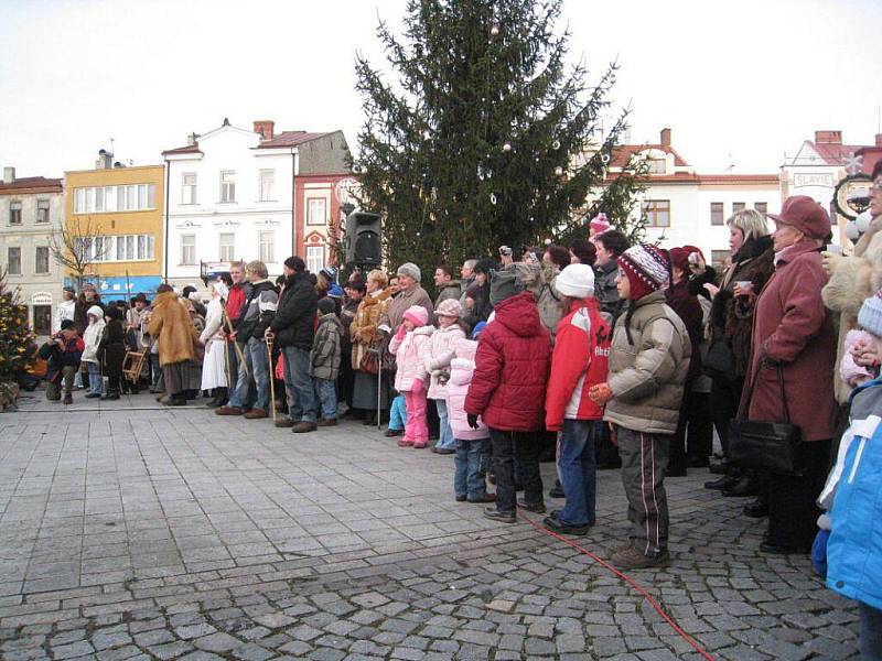 Příborské náměstí ožilo v neděli 27. prosince živým betlémem. Návštěvníkům se představily známé i méně známé postavy legendy.