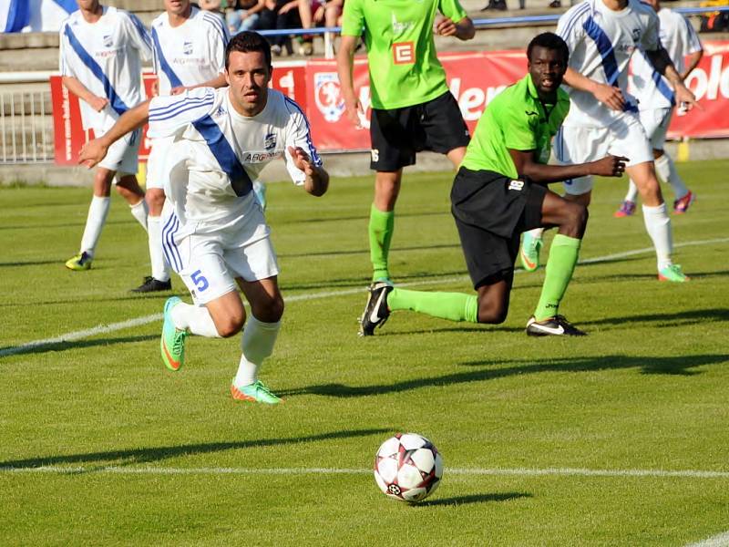 Druholigoví fotbalisté Frýdku-Místku dohrávku 27. kola zvládli na jedničku, když v domácím prostředí porazili trápící se Most 3:0.