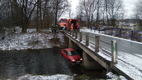 Vyprošťování auta z koryta přivaděče.