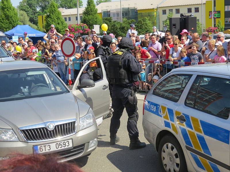 Den s IZS přilákal v sobotu na třinecké náměstí Svobody davy lidí. Po celé dopoledne mohli obdivovat techniku, jakou policisté, hasiči a záchranáři disponují, k vidění byl simulovaný zásah speciální pořádkové jednotky při zadržení nebezpečného pachatele.