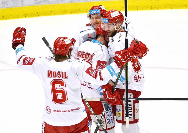 Třinečtí hokejisté (v bílém) v sedmém semifinále proti Plzni.
