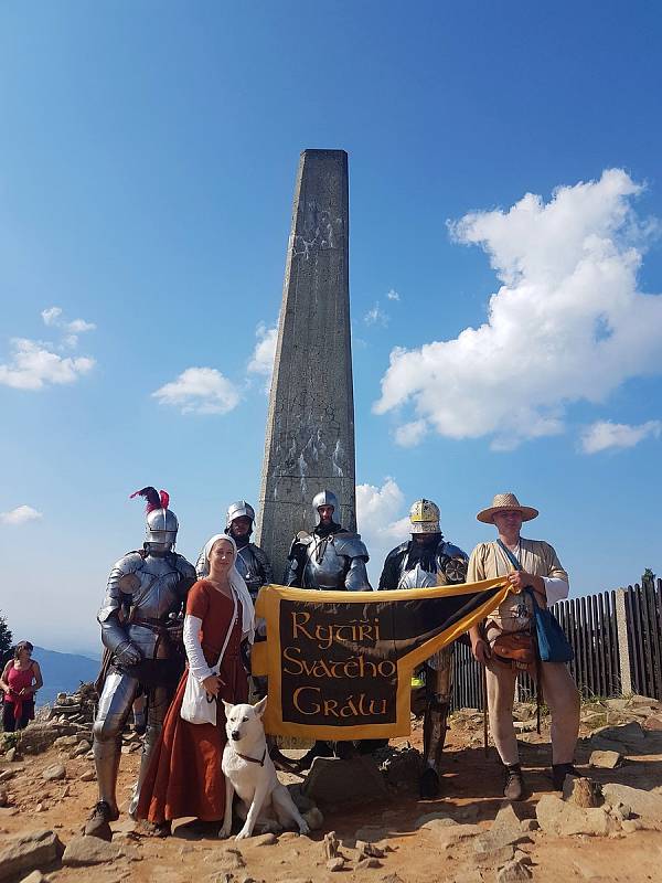 Čtyři členové skupiny Rytíři svatého grálu zdolali Lysou horu.