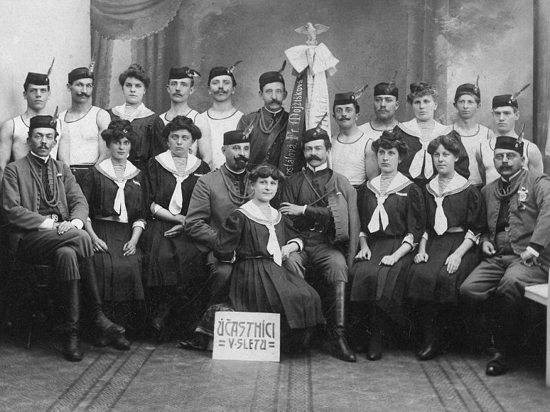 Místečtí účastníci sokolského sletu v roce 1907.