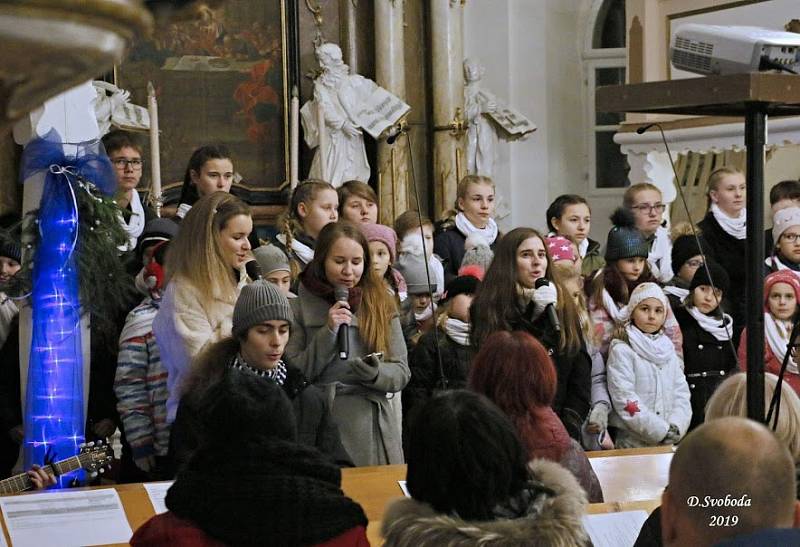 Benefiční koncert v Komorní Lhotce.